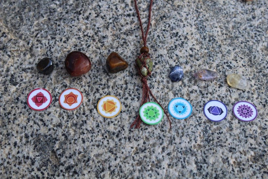 CRYSTAL THERAPY KIT -UK CHAKRAS- 7 Natural Stones For Each Chakra (With Adjustable Macrame Chain) by Akna